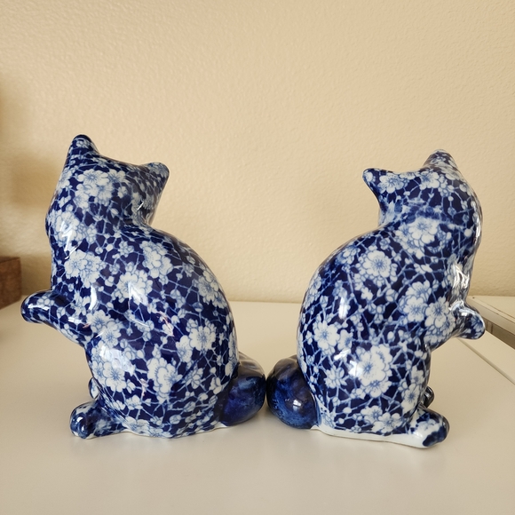 Pair Of Staffordshire Calico Cats- Blue And White Figurines - Picture 3 of 8